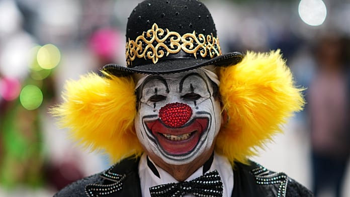 clowns-take-over-the-streets-of-brazil’s-historic-mariana