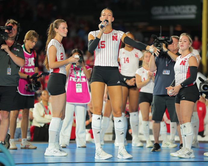 college-volleyball-players-keep-wrigley-field-crowd-entertained-during-delays