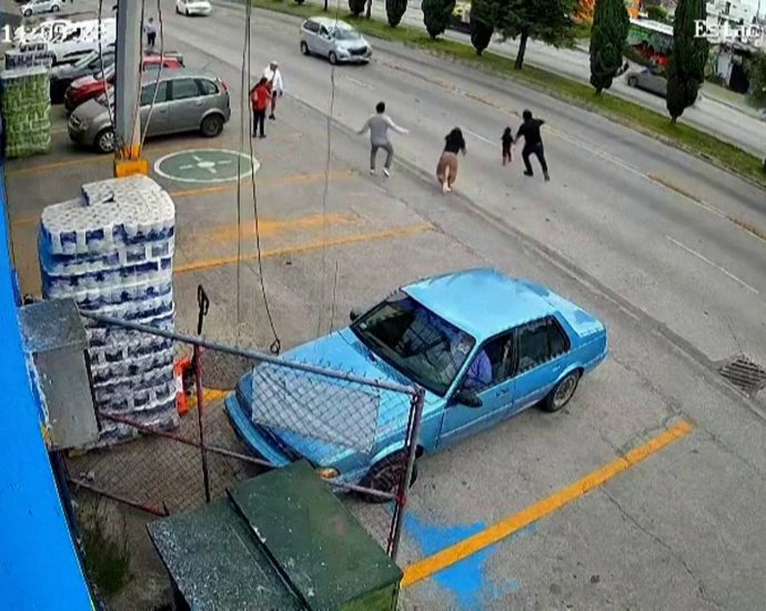 moment-shop-worker-dives-into-traffic-to-save-child