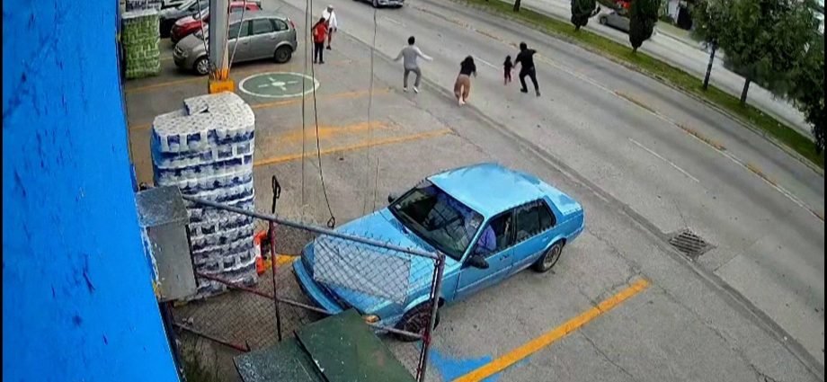 moment-shop-worker-dives-into-traffic-to-save-child