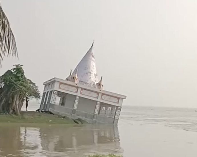 indian-temple-collapses-into-ganges-as-riverbank-erodes