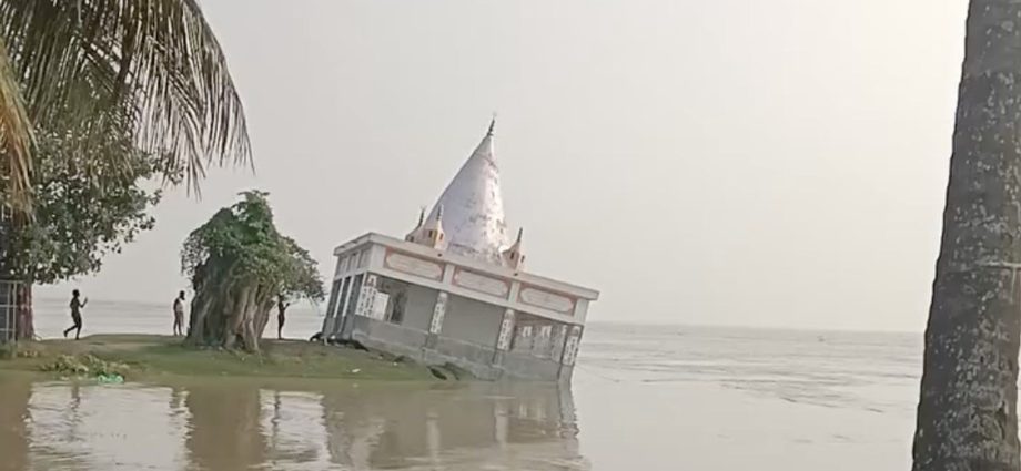 indian-temple-collapses-into-ganges-as-riverbank-erodes