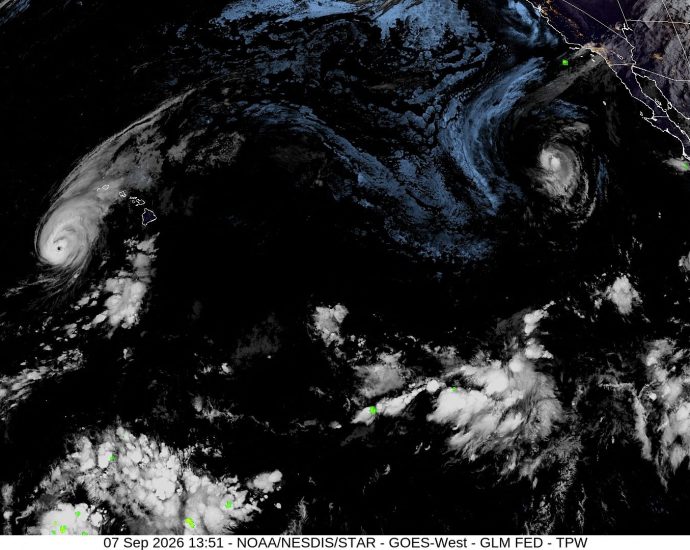 hawaii-braces-for-hurricane-lowell