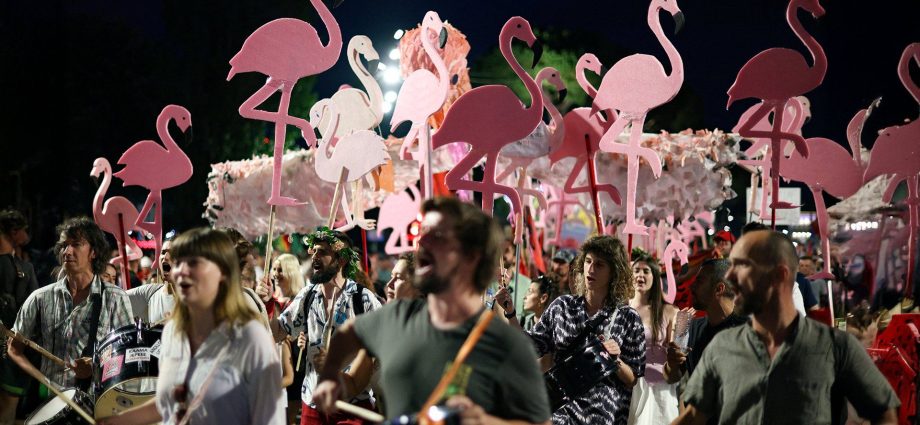 ‘flamingo-revolution’-enters-100th-day-against-kushner-linked-resort