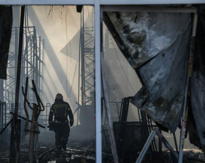 russia-strikes-kyiv-as-three-day-pause-during-us-envoy-visits-ends