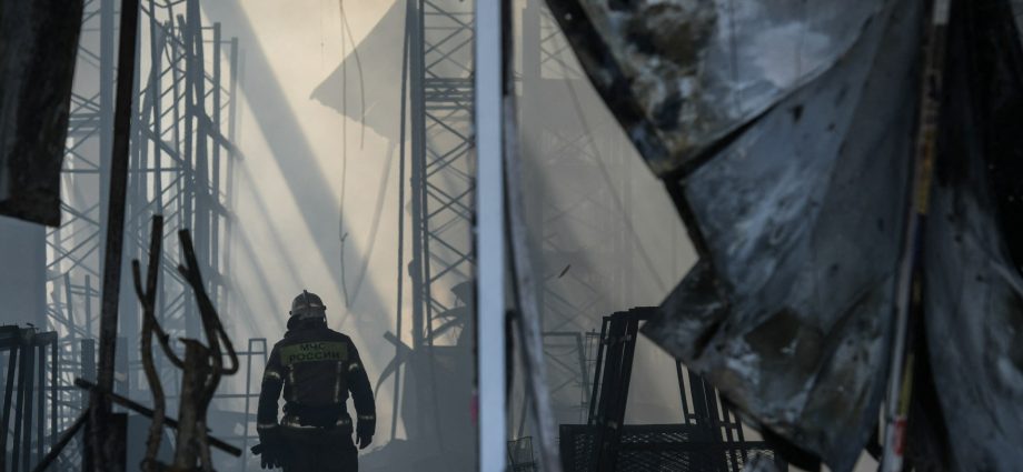 russia-strikes-kyiv-as-three-day-pause-during-us-envoy-visits-ends