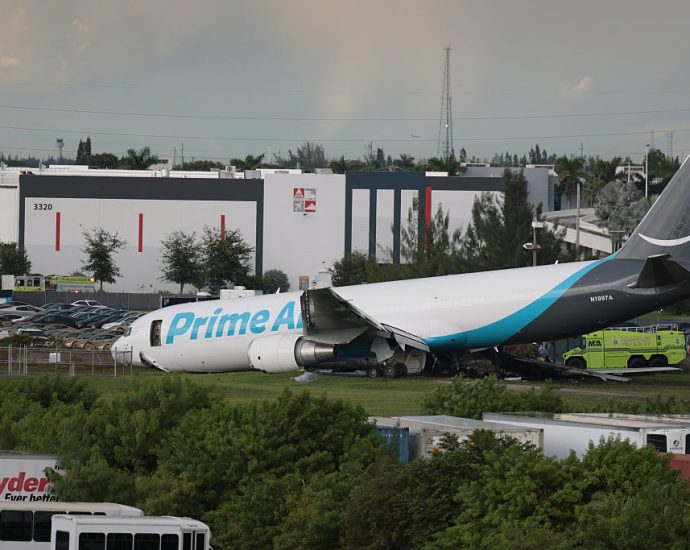 5-dead-after-amazon-cargo-plane-crashes-in-miami