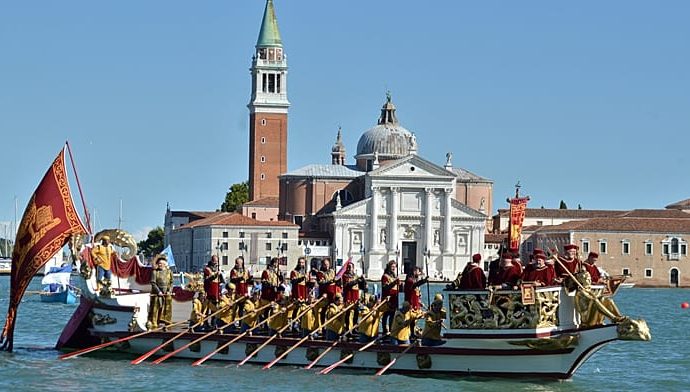 venice’s-historic-regata-storica-fills-grand-canal-with-colourful-boats