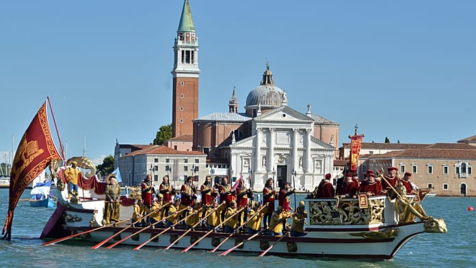 venice’s-historic-regata-storica-fills-grand-canal-with-colourful-boats
