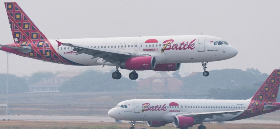 indonesia-airports-reopen-after-volcanic-ash-disrupts-thousands-of-flights