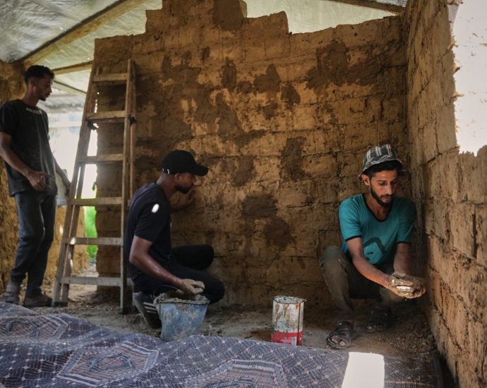 photos:-palestinians-rebuild-gaza’s-ruins-with-mud-bricks,-scrap
