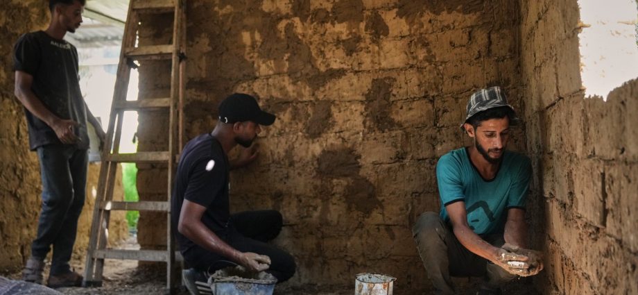photos:-palestinians-rebuild-gaza’s-ruins-with-mud-bricks,-scrap