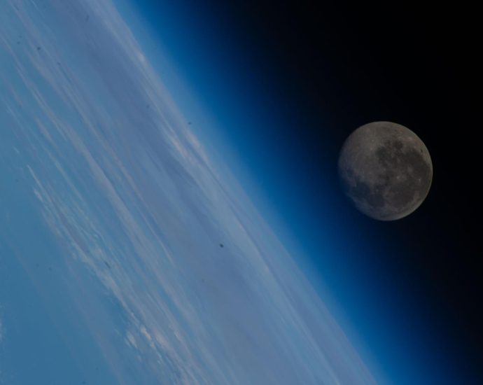 astronaut-health,-lunar-and-earth-photography-fill-crew’s-research-schedule
