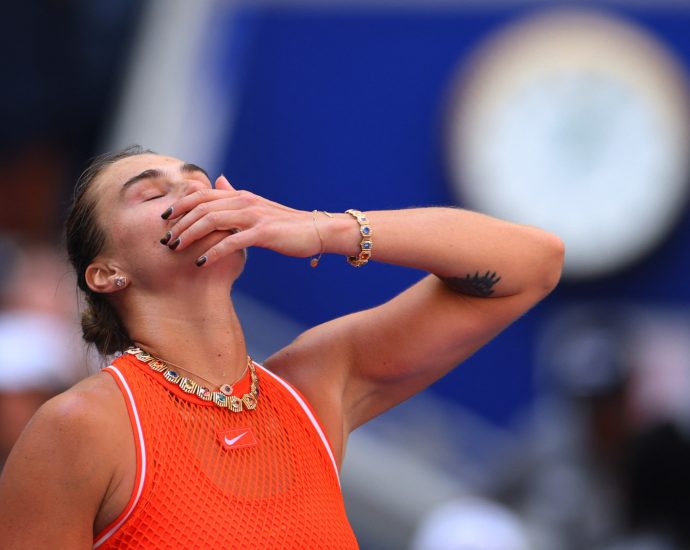 sabalenka-holds-off-noskova-to-keep-us-open-three-peat-bid-alive