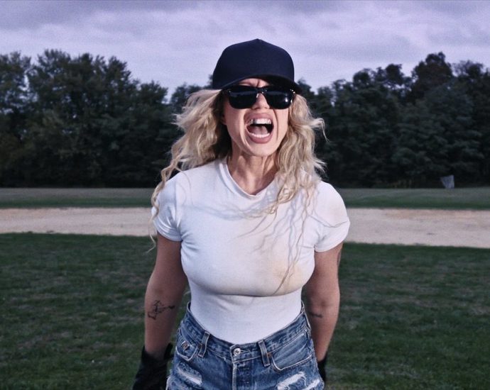 slayyyter-teases-‘crank-2’-on-sold-out-world-tour:-here-is-what-we-know
