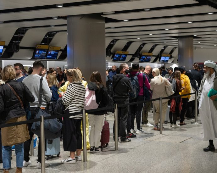 hundreds-of-flights-delayed,-cancelled-after-uk-air-traffic-control-glitch