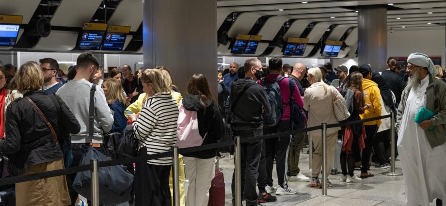 hundreds-of-flights-delayed,-cancelled-after-uk-air-traffic-control-glitch