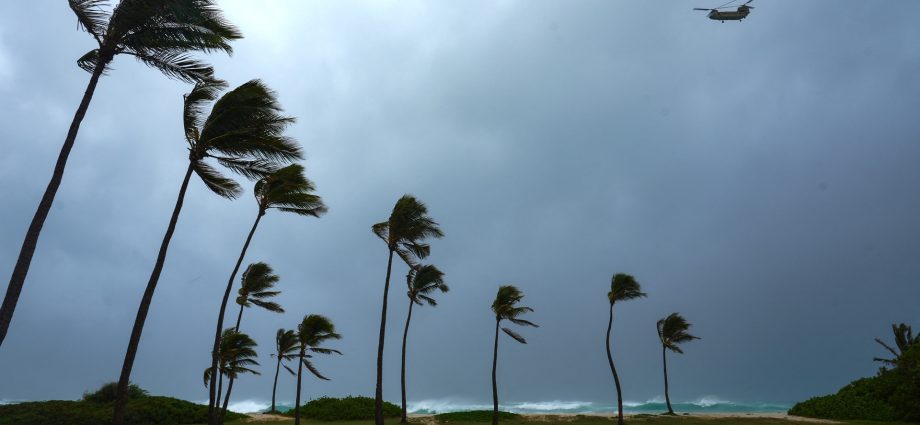 hurricane-lowell-moves-past-hawaii,-leaving-heavy-rain,-strong-winds-and-flooding-threat