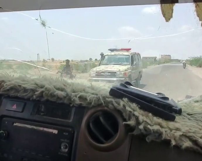 cameraman-catches-the-moment-yemeni-government-forces-are-ambushed