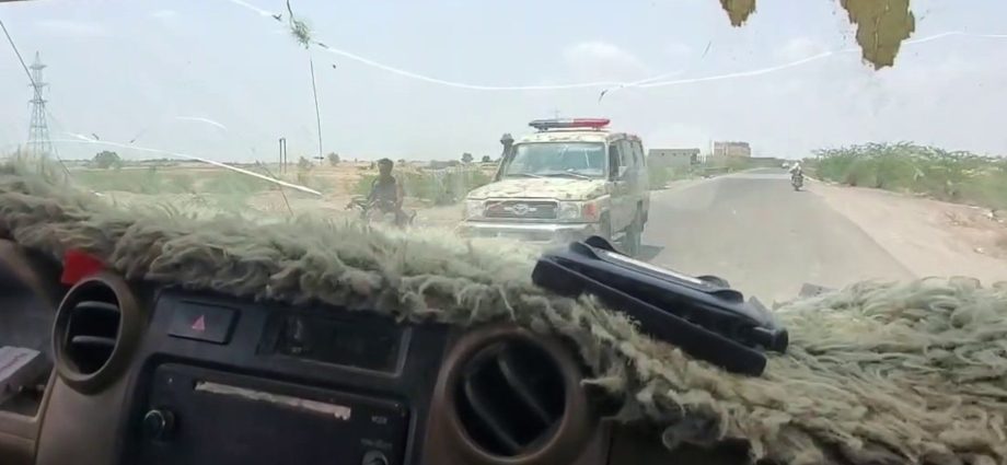cameraman-catches-the-moment-yemeni-government-forces-are-ambushed