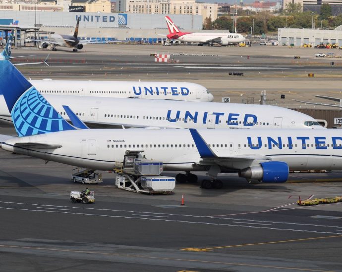 “easy-access”:-united-airlines-testing-mobile-app-food-delivery-to-gate-at-newark-liberty