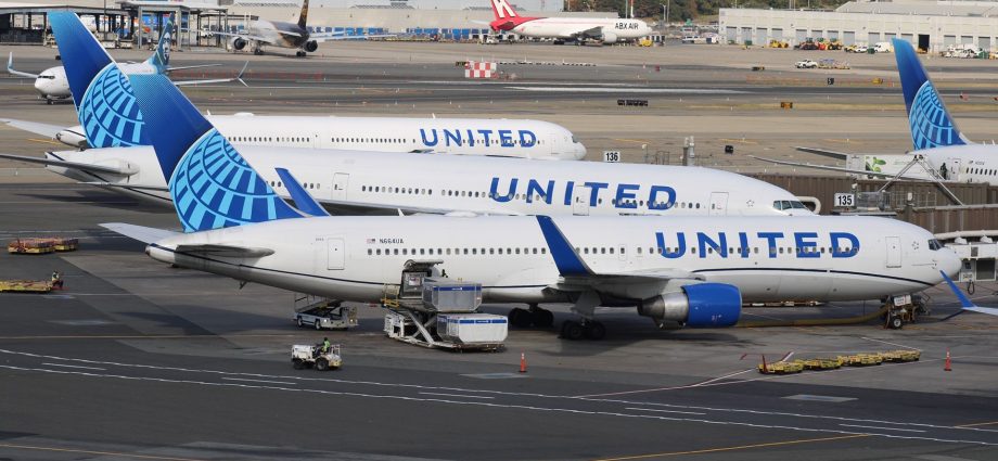 “easy-access”:-united-airlines-testing-mobile-app-food-delivery-to-gate-at-newark-liberty