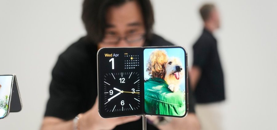 new-apple-ceo-unveils-latest-iphone-lineup,-including-a-foldable-model-called-duo