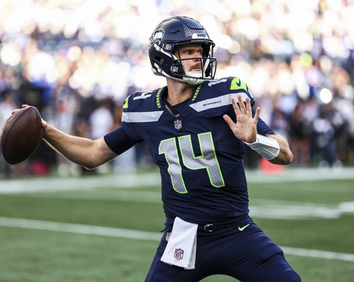 seahawks-quarterback-sam-darnold-ruled-out-vs.-patriots-with-hip-injury