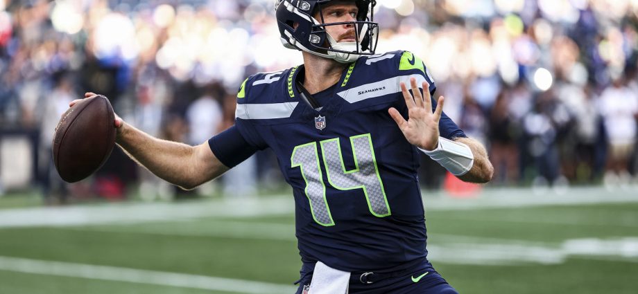 seahawks-quarterback-sam-darnold-ruled-out-vs.-patriots-with-hip-injury