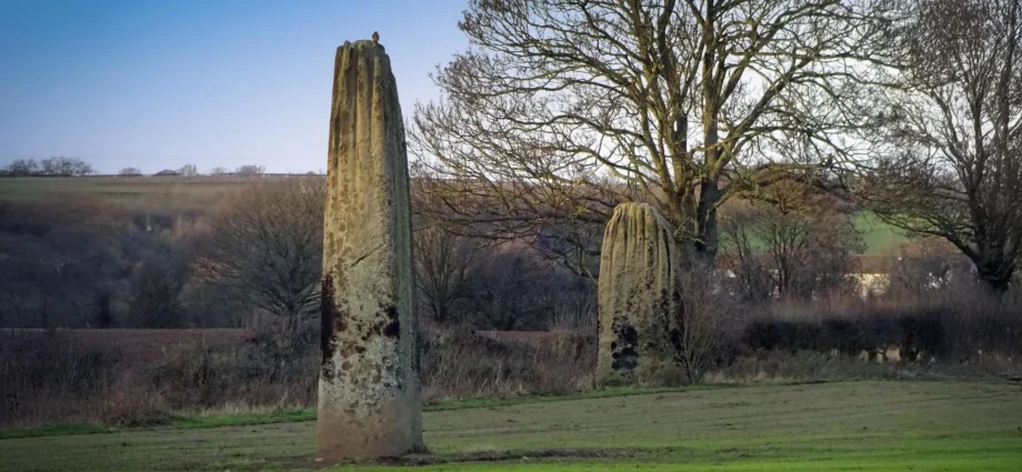 devil’s-arrows:-ancient-builders-hauled-55,000-pound-stones-11-miles-for-britain’s-tallest-stone-row