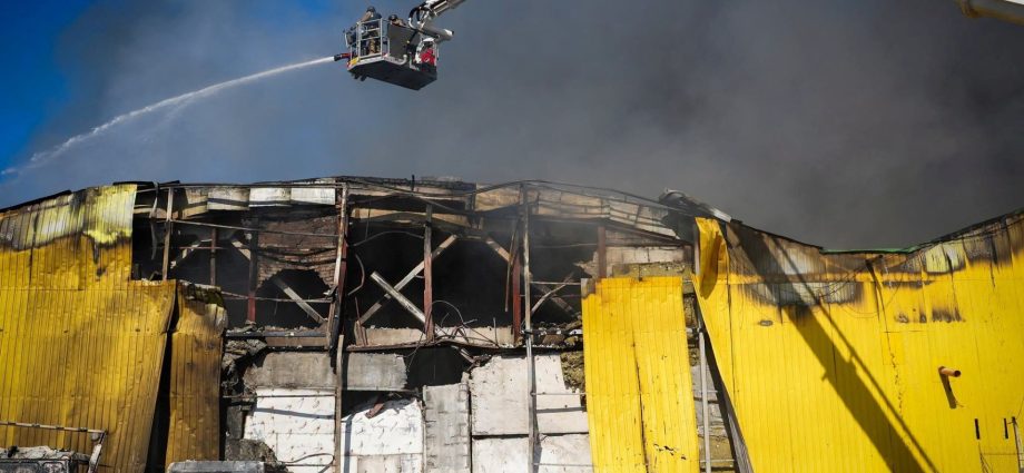 russian-attacks-kill-7-in-ukraine-as-kyiv-targets-gas-plants-deep-in-arctic