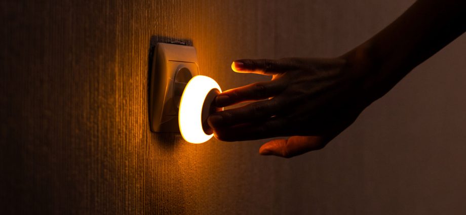 heart-damage-may-occur-from-getting-too-much-light-at-night-while-we-sleep,-study-finds