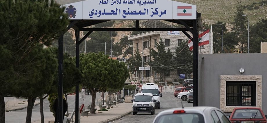 shadow-network-of-brokers-and-fixers-exploits-syrians-at-lebanon-border