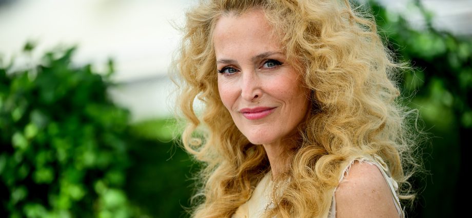 gillian-anderson-says-she-identifies-as-pansexual