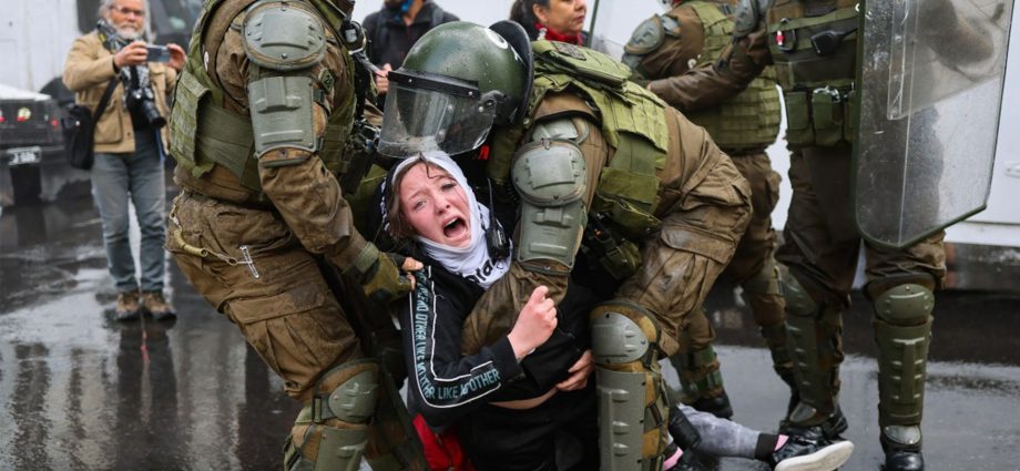 chileans-clash-over-9/11-military-coup-legacy