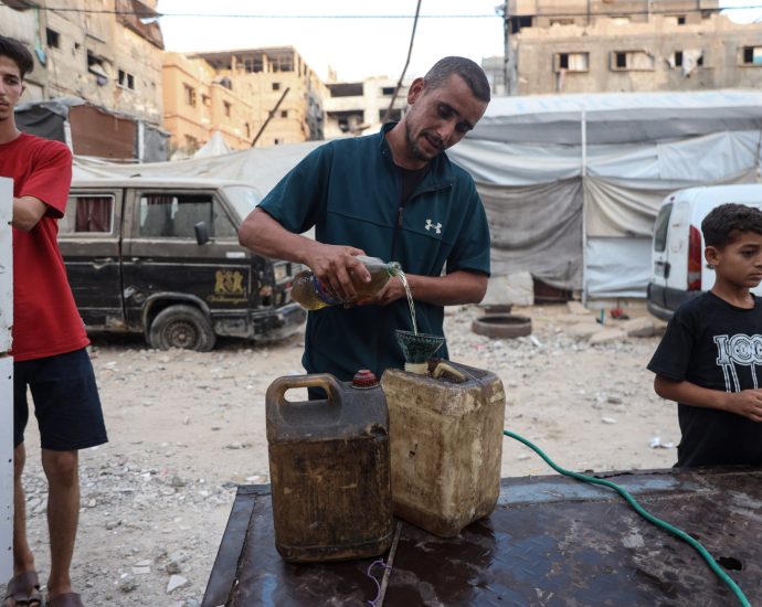 left-with-nothing,-people-in-gaza-are-forced-to-rent-generators-by-the-hour