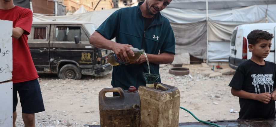 left-with-nothing,-people-in-gaza-are-forced-to-rent-generators-by-the-hour