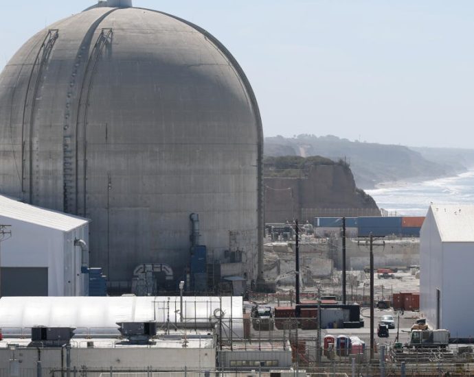 as-the-coast-begins-to-crumble,-the-clock-ticks-on-moving-san-onofre’s-radioactive-waste