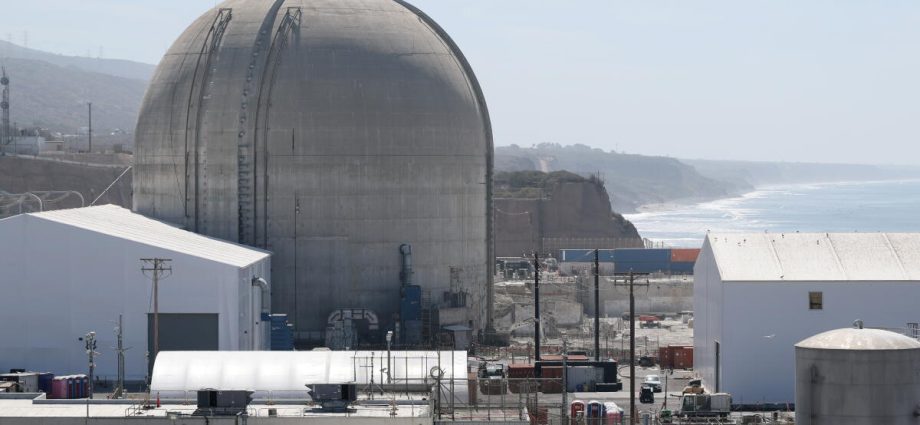 as-the-coast-begins-to-crumble,-the-clock-ticks-on-moving-san-onofre’s-radioactive-waste