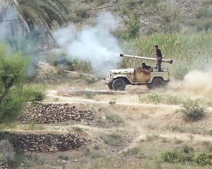 ‘we-left-in-the-clothes-we-were-wearing’:-yemenis-flee-new-fighting