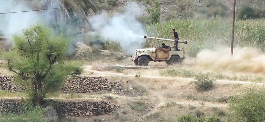 ‘we-left-in-the-clothes-we-were-wearing’:-yemenis-flee-new-fighting