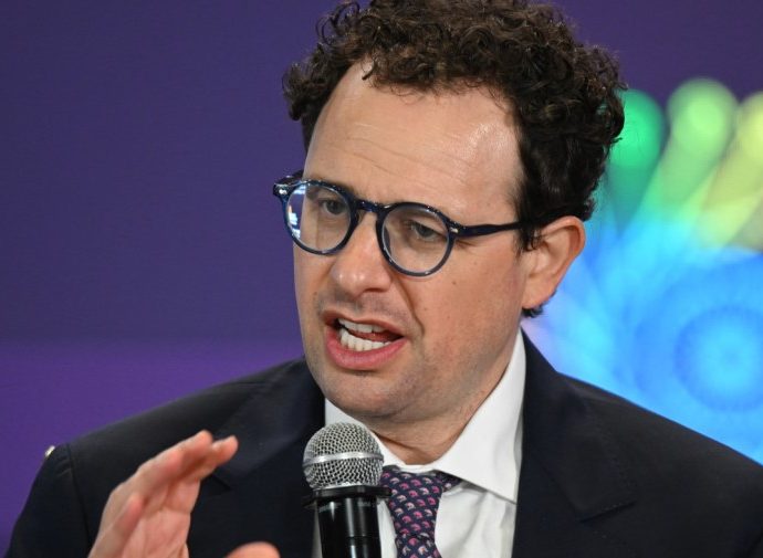 anthropic-ceo-calls-to-‘slow-the-pace’-of-ai-development-amid-safety-concerns