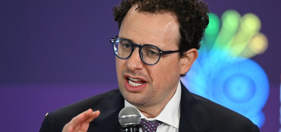 anthropic-ceo-calls-to-‘slow-the-pace’-of-ai-development-amid-safety-concerns
