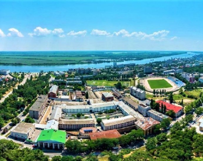 “there-is-real-hunger-there”:-oleshky,-occupied-town-in-ukraine’s-kherson-oblast,-turned-942-this-week.-behind-russian-blockade,-its-people-eat-roadside-grass