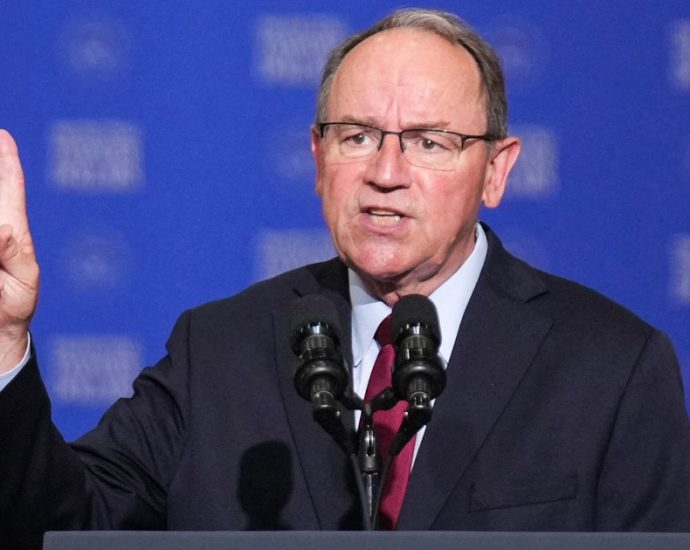 Wisconsin Congressman suffers minor injury after lake emergency landing