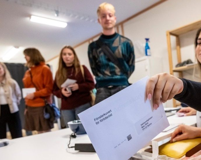 centre-left-opposition-bloc-leads-in-swedish-vote,-poll-shows
