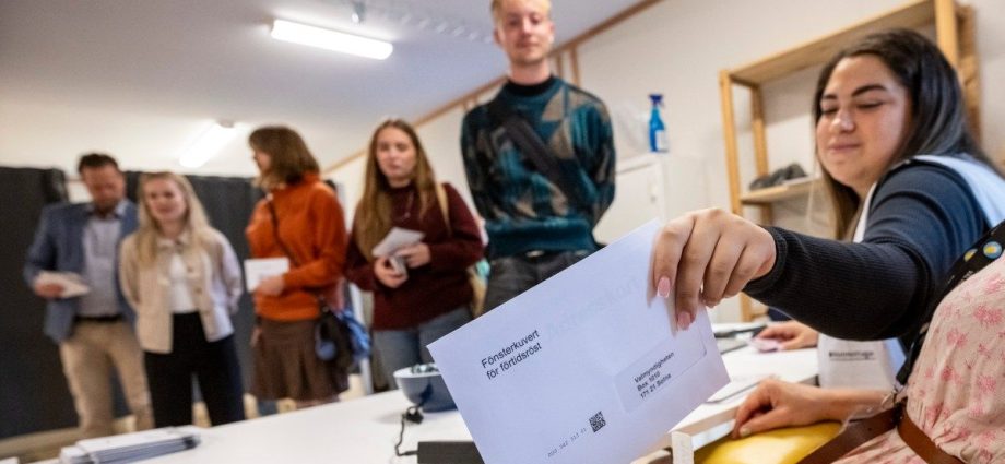 centre-left-opposition-bloc-leads-in-swedish-vote,-poll-shows