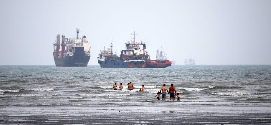 iran-says-1-dead,-4-injured-after-commercial-ship-struck-in-strait-of-hormuz