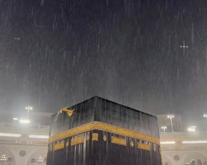 heavy-rain-falls-over-the-kaaba-in-mecca