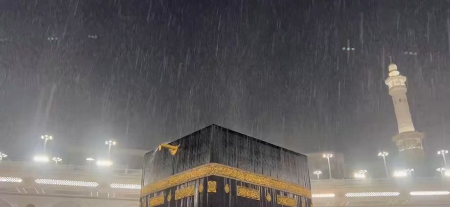 heavy-rain-falls-over-the-kaaba-in-mecca